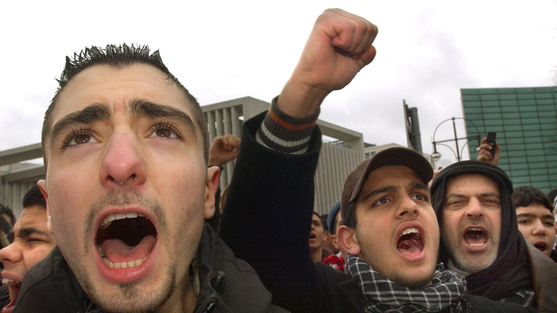 Mit lauten Rufen protestieren Samstag (11.02.2006) in Berlin junge moslemische Männer vor der Dänischen Botschaft. Rund 1200 Muslime haben friedlich gegen die umstrittenen Mohammed-Karikaturen demonstriert. Mit lauten Rufen protestieren Samstag (11.02.2006) in Berlin junge moslemische Männer vor der Dänischen Botschaft. Rund 1200 Muslime haben friedlich gegen die umstrittenen Mohammed-Karikaturen demonstriert.
