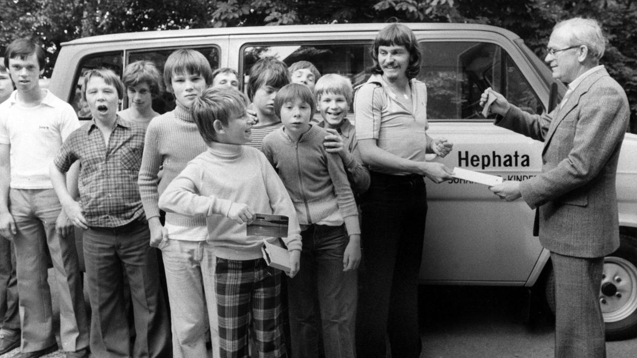 Ewald Lienen 1979 mit geistig und körperlich behinderten Kindern vor einem kleinen Bus. Ewald Lienen 1979 mit geistig und körperlich behinderten Kindern vor einem kleinen Bus.