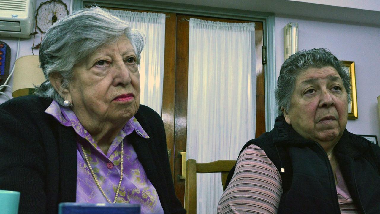 Elsa Pavon und Chicha Mariani suchen seit 40 Jahren nach ihren verschwundenen Kindern und Enkelkindern. In den Kirchenakten hoffen sie neue Hinweise zu finden. Noch sind diese aber nicht zugänglich. Elsa Pavon und Chicha Mariani suchen seit 40 Jahren nach ihren verschwundenen Kindern und Enkelkindern. In den Kirchenakten hoffen sie neue Hinweise zu finden. Noch sind diese aber nicht zugänglich.