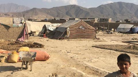 Eindrücke aus einem "wilden" Flüchtlingslager, in dem seit einem halben Jahr Menschen aus Kundus leben, die vor dem Krieg nach Kabul geflüchtet sind. Sie benötigen dringend Hilfe.