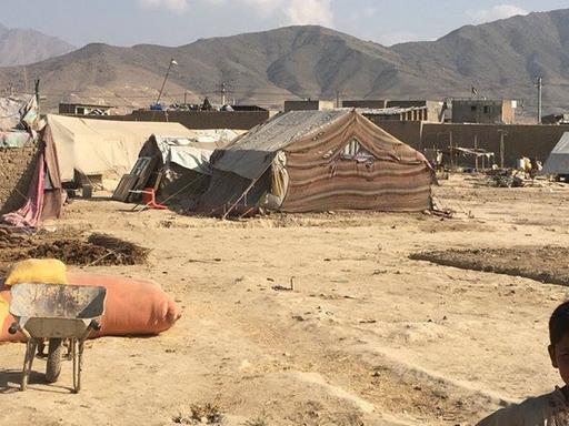Eindrücke aus einem "wilden" Flüchtlingslager, in dem seit einem halben Jahr Menschen aus Kundus leben, die vor dem Krieg nach Kabul geflüchtet sind. Sie benötigen dringend Hilfe.