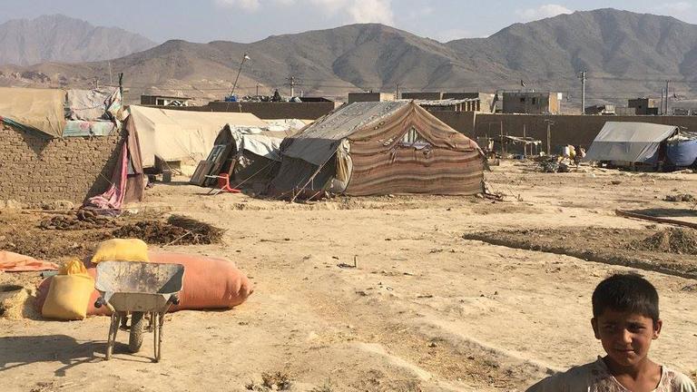 Eindrücke aus einem "wilden" Flüchtlingslager, in dem seit einem halben Jahr Menschen aus Kundus leben, die vor dem Krieg nach Kabul geflüchtet sind. Sie benötigen dringend Hilfe. Eindrücke aus einem "wilden" Flüchtlingslager, in dem seit einem halben Jahr Menschen aus Kundus leben, die vor dem Krieg nach Kabul geflüchtet sind. Sie benötigen dringend Hilfe.