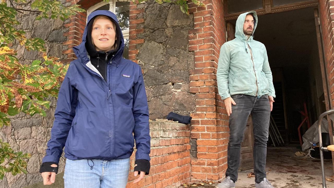 In Regenjacken stehen Susan Schulze und Philipp Hentsche vor dem Eingang ihres neuen Hauses. In Regenjacken stehen Susan Schulze und Philipp Hentsche vor dem Eingang ihres neuen Hauses.