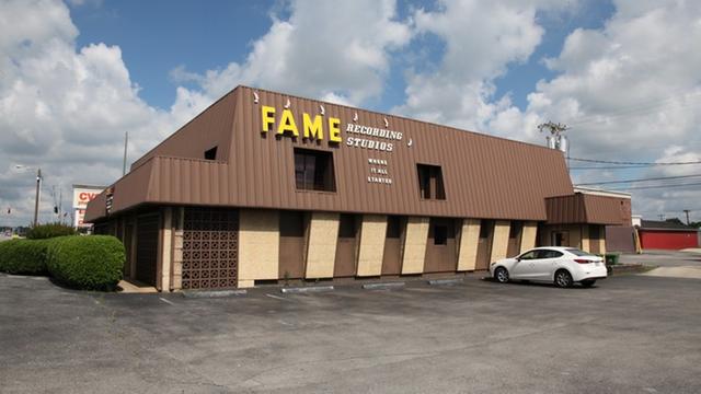 Muscle Shoals Studio Die FAME (Florence Alabama Music Enterprises) Studios in Muscle Shoals (Alabama) wurden 1959 gegründet und sind heute noch aktiv. Zahlreiche Hits in den Bereichen Blues, Soul, Rock, Pop und Country wurden hier produziert. Der Begriff „Muscle Shoals Sound“