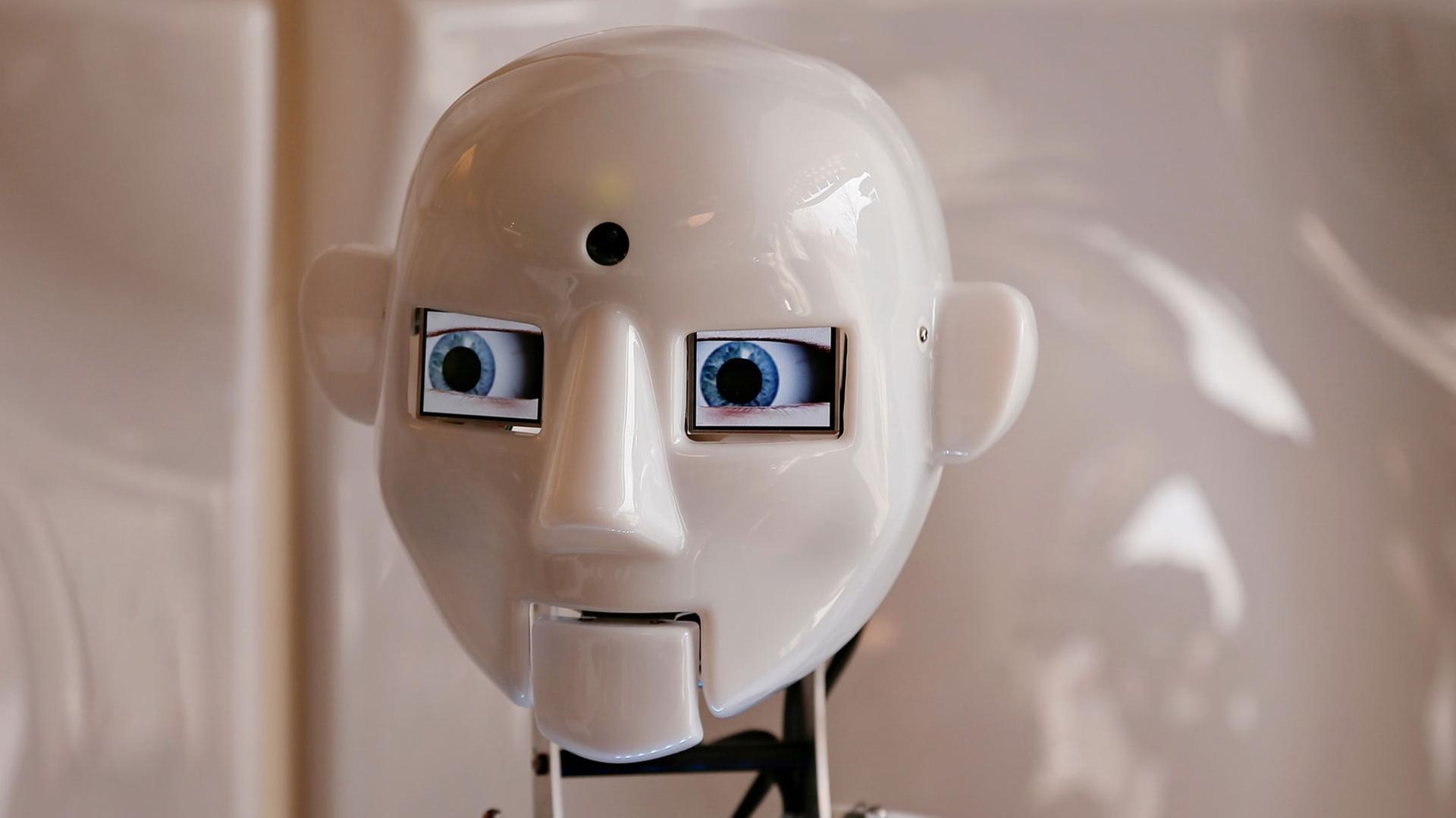 Der britische, menschenähnliche Roboter RoboThespian, designet von der Firma Engineered Arts Ltd, während einer Präsentation im Moskauer Café Bosco Der britische, menschenähnliche Roboter RoboThespian, designet von der Firma Engineered Arts Ltd, während einer Präsentation im Moskauer Café Bosco