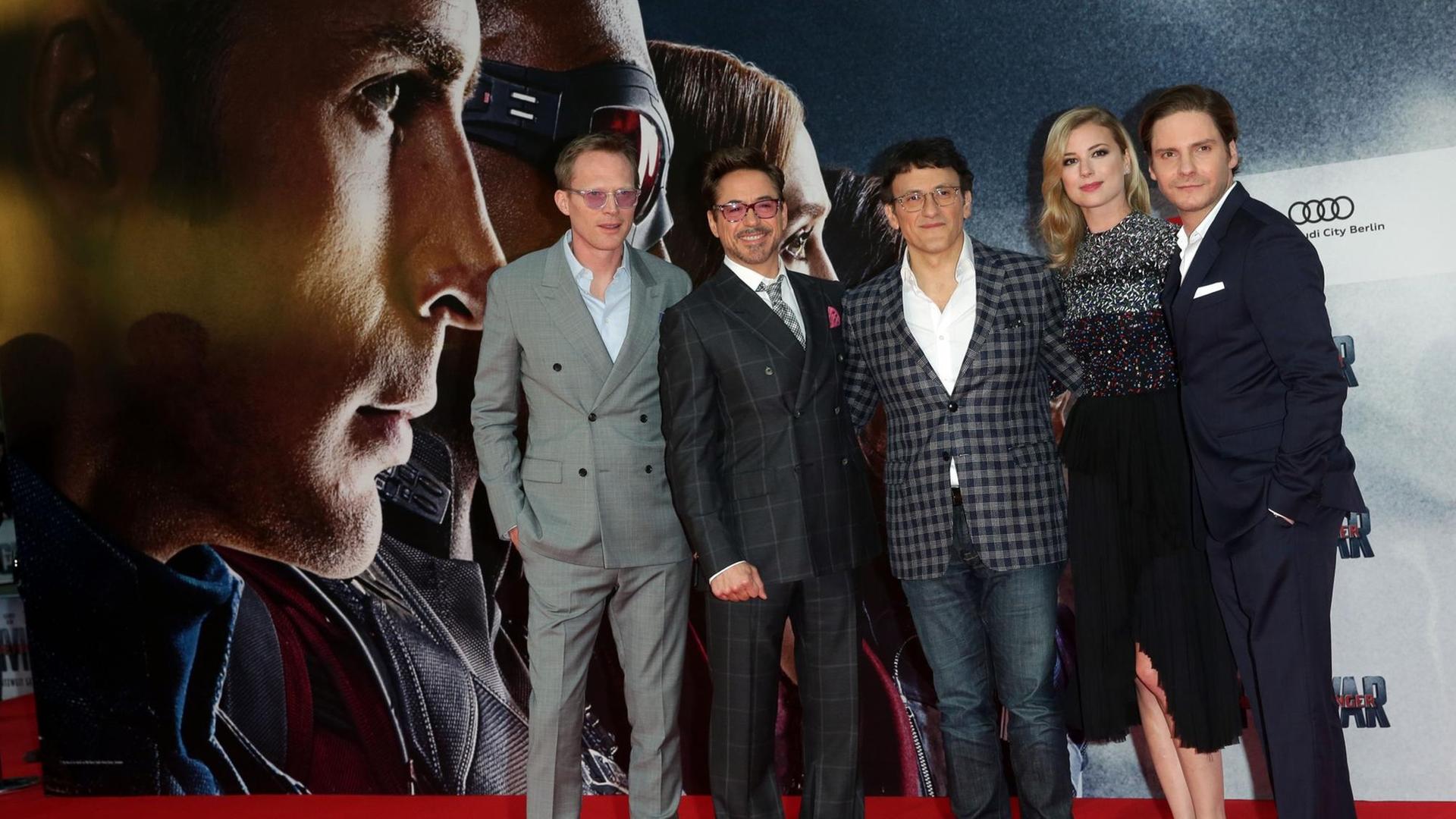 Die Schauspieler Paul Bettany, Robert Downey Jr., Regisseur Anthony Russo, sowie die Schauspieler Emily VanCamp und Daniel Brühl bei der Deutschlandpremiere ihres neuen Films: "The first Avenger: Civil War".