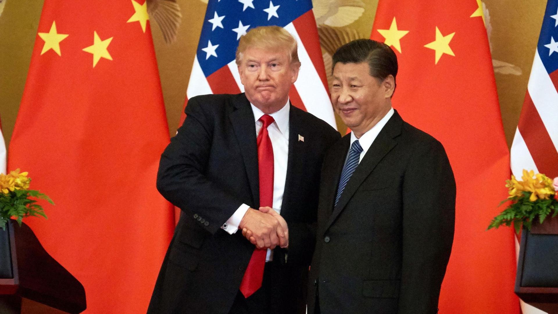 US-Präsident Donald Trump und Chinas Präsident Xi Jinping geben einander am 9.11.2017 in Peking die Hand. US-Präsident Donald Trump und Chinas Präsident Xi Jinping geben einander am 9.11.2017 in Peking die Hand.