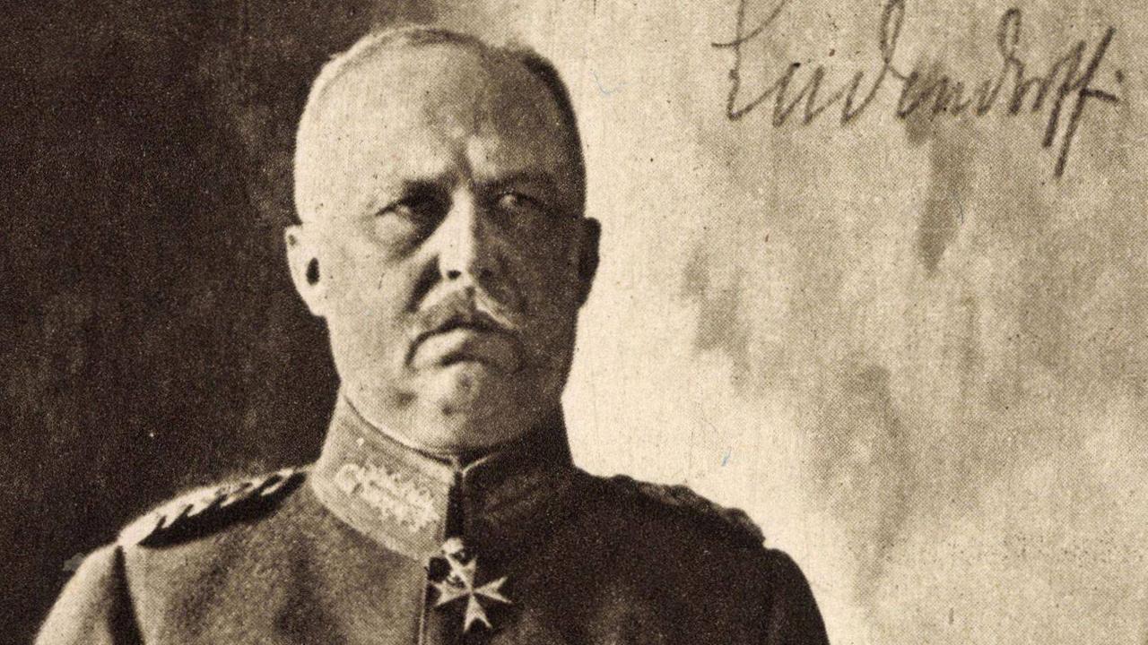 Offizielles Porträt von Generalfeldmarschall Erich Friedrich Wilhelm Ludendorff in typischer Uniform. Offizielles Porträt von Generalfeldmarschall Erich Friedrich Wilhelm Ludendorff in typischer Uniform.