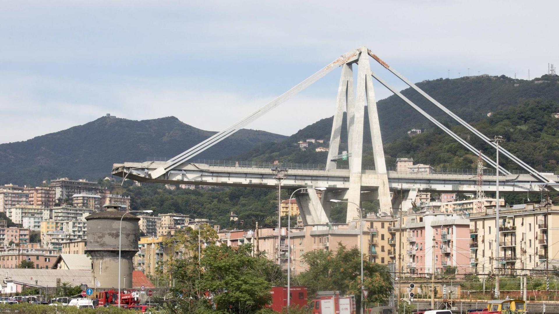 Die Überreste der Autobahnbrücke in Genua nach dem Einsturz am 14. August Die Überreste der Autobahnbrücke in Genua nach dem Einsturz am 14. August