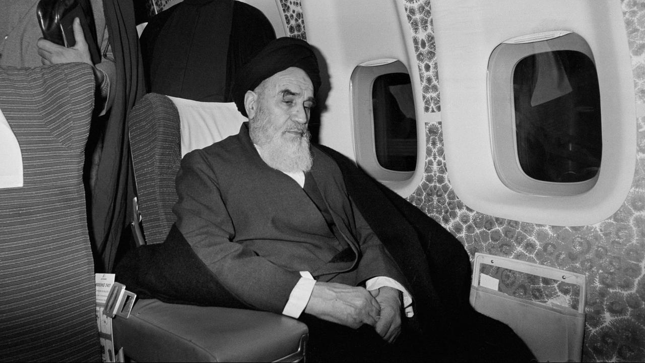 Ayatollah Ruhollah Khomeini sitzt am 1. Februar 1979 im Flugzeug von Paris nach Iran
Ayatollah Ruhollah Khomeini sitzt am 1. Februar 1979 im Flugzeug von Paris nach Iran