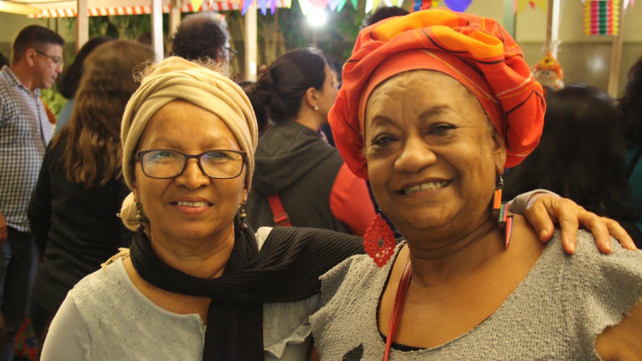 Juraci Vilela Gomes (links), Köchin aus der Favela Morro da Providencia, mit ihrer Freundin. Juraci Vilela Gomes (links), Köchin aus der Favela Morro da Providencia, mit ihrer Freundin.