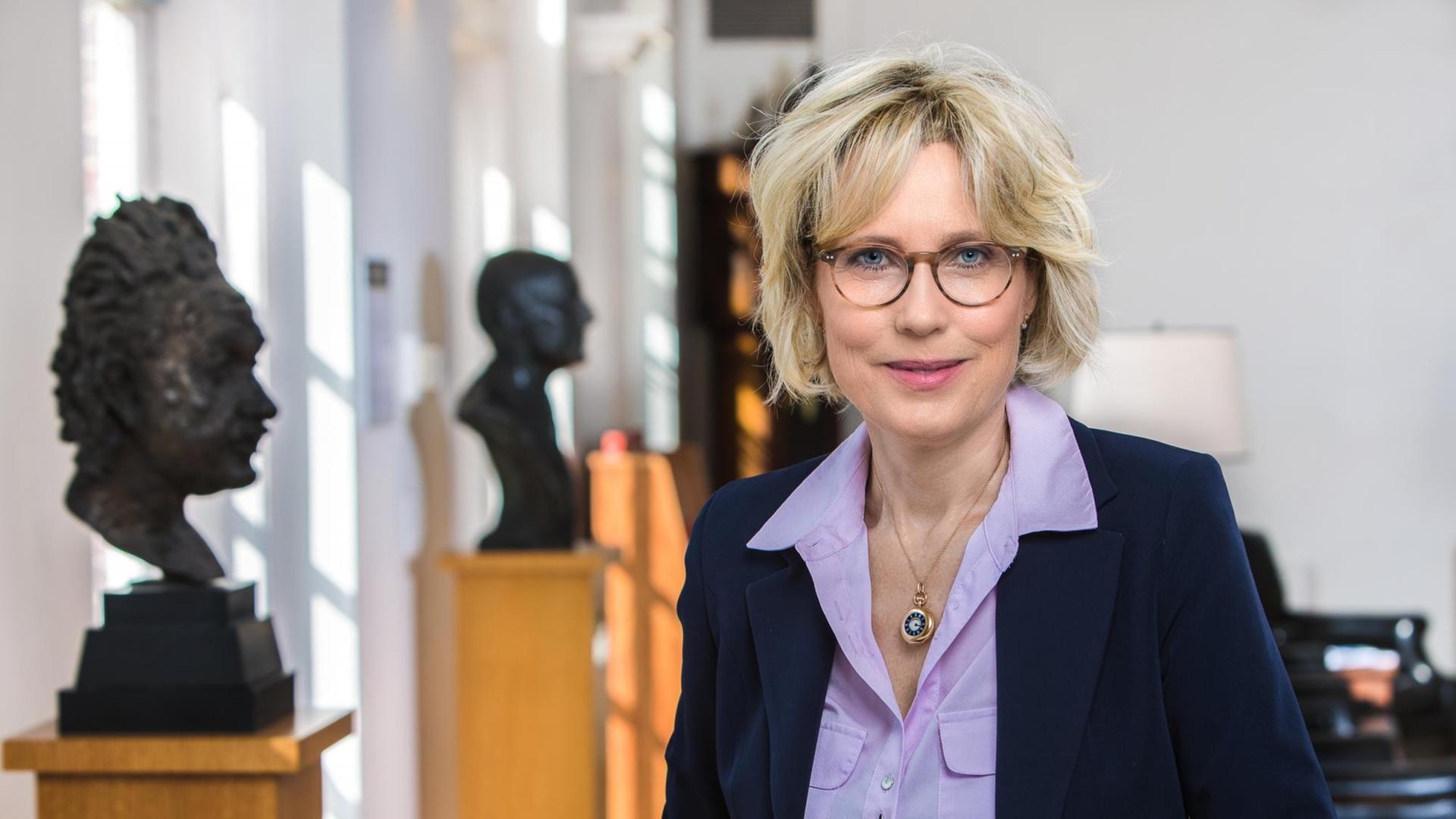 Porträt der Autorin Karina Urbach. Porträt der Autorin Karina Urbach.