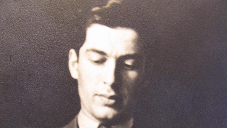 Eine sepiafarbende Aufnahme zeigt verschwommen den Kopf eines Mannes, der die Augen nach unten geschlagen hat. Eine sepiafarbende Aufnahme zeigt verschwommen den Kopf eines Mannes, der die Augen nach unten geschlagen hat.
