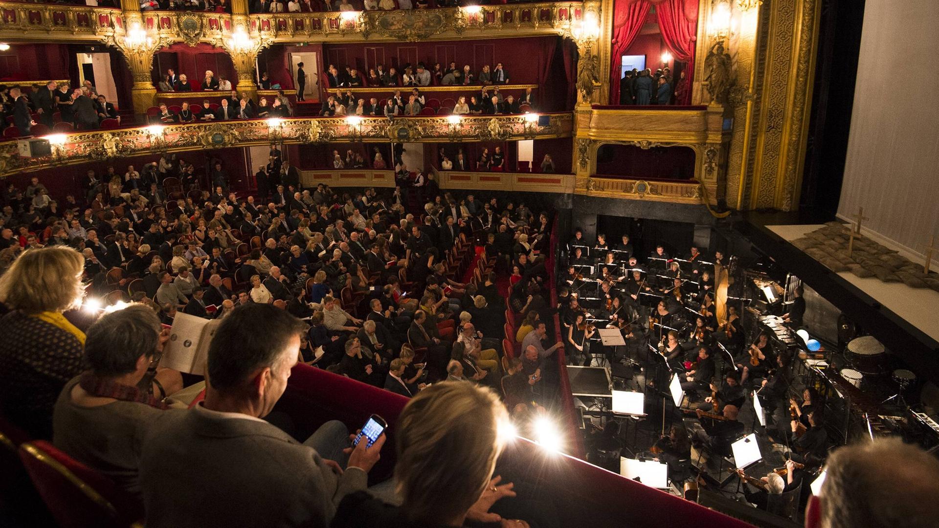 Die Oper in Brüssel bei einer Premiere am 24.Oktober 2014. Die Oper in Brüssel bei einer Premiere am 24.Oktober 2014.