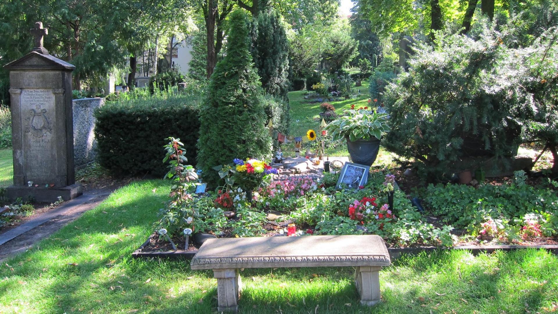 Grabstein von Rio Reiser auf dem St. Matthäus-Friedhof in Berlin-Schöneberg Grabstein von Rio Reiser auf dem St. Matthäus-Friedhof in Berlin-Schöneberg