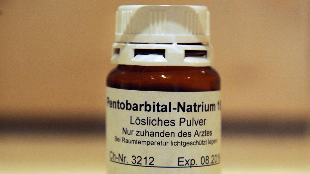 Eine leere Flasche mit Pentobarbital-Natrium ist am Montag (02.07.2012) in Freiburg im Augustiner-Museum zu sehen. Das tödlich wirkende Mittel wird von Ärzten der Schweizer Sterbehilfe «Dignitas» zu Selbstmordzwecken verschrieben.