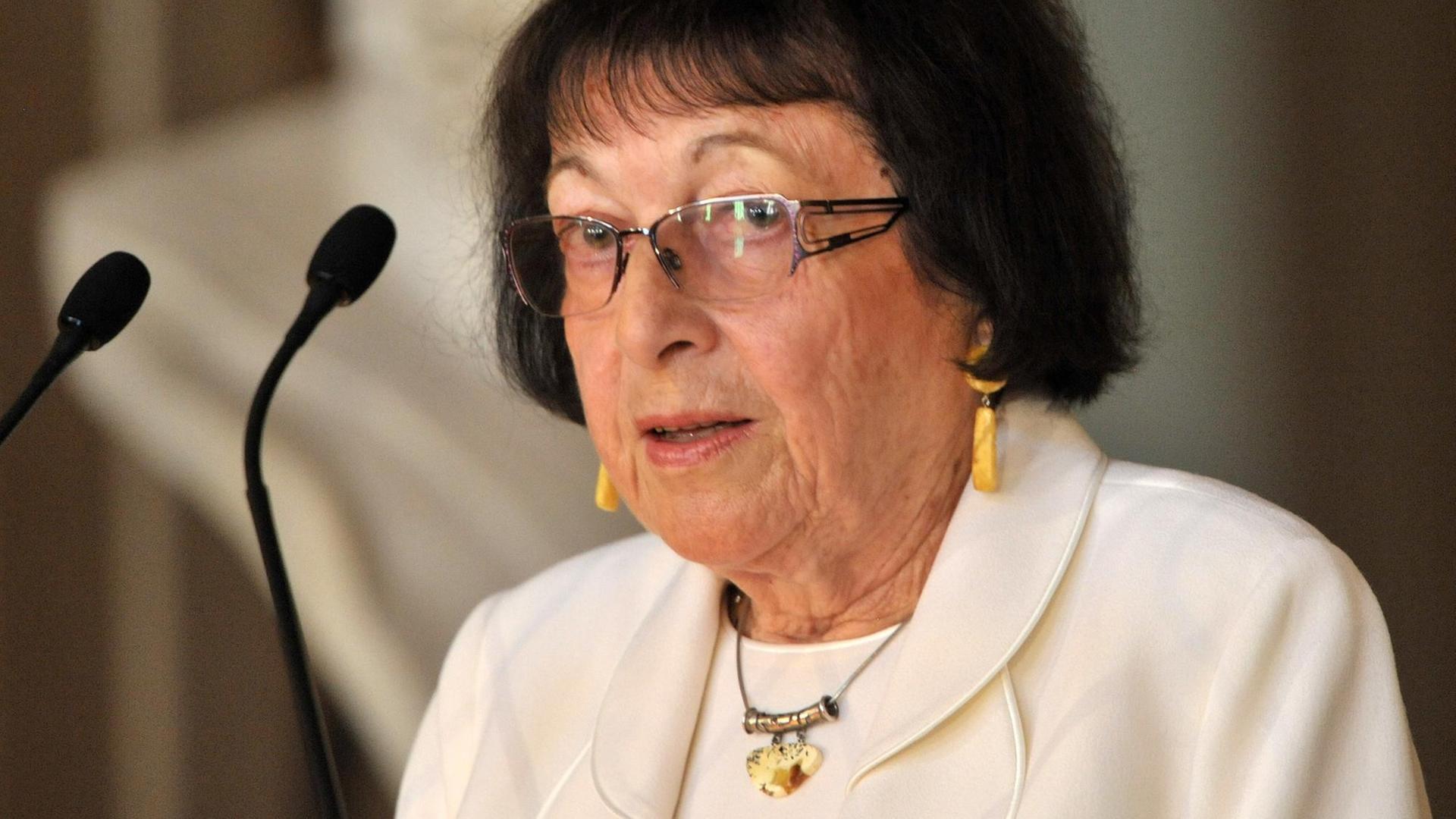 Die litauische Literatur- und Theaterwissenschaftlerin Irena Veisaite spricht in Weimar die Dankesworte nach der Verleihung der Goethe-Medaille 2012. Die litauische Literatur- und Theaterwissenschaftlerin Irena Veisaite spricht in Weimar die Dankesworte nach der Verleihung der Goethe-Medaille 2012.
