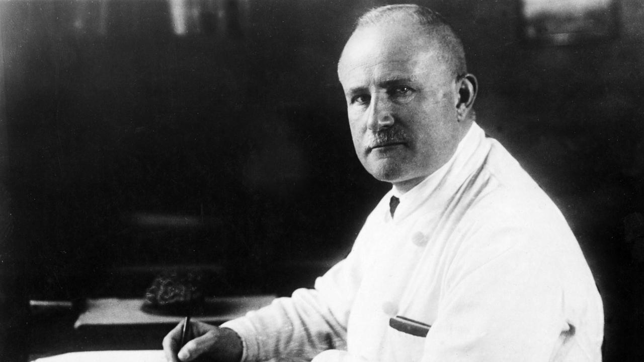 Historische Fotografie vom Neurologen und Psychiater Hans Berger am Schreibtisch. Historische Fotografie vom Neurologen und Psychiater Hans Berger am Schreibtisch.