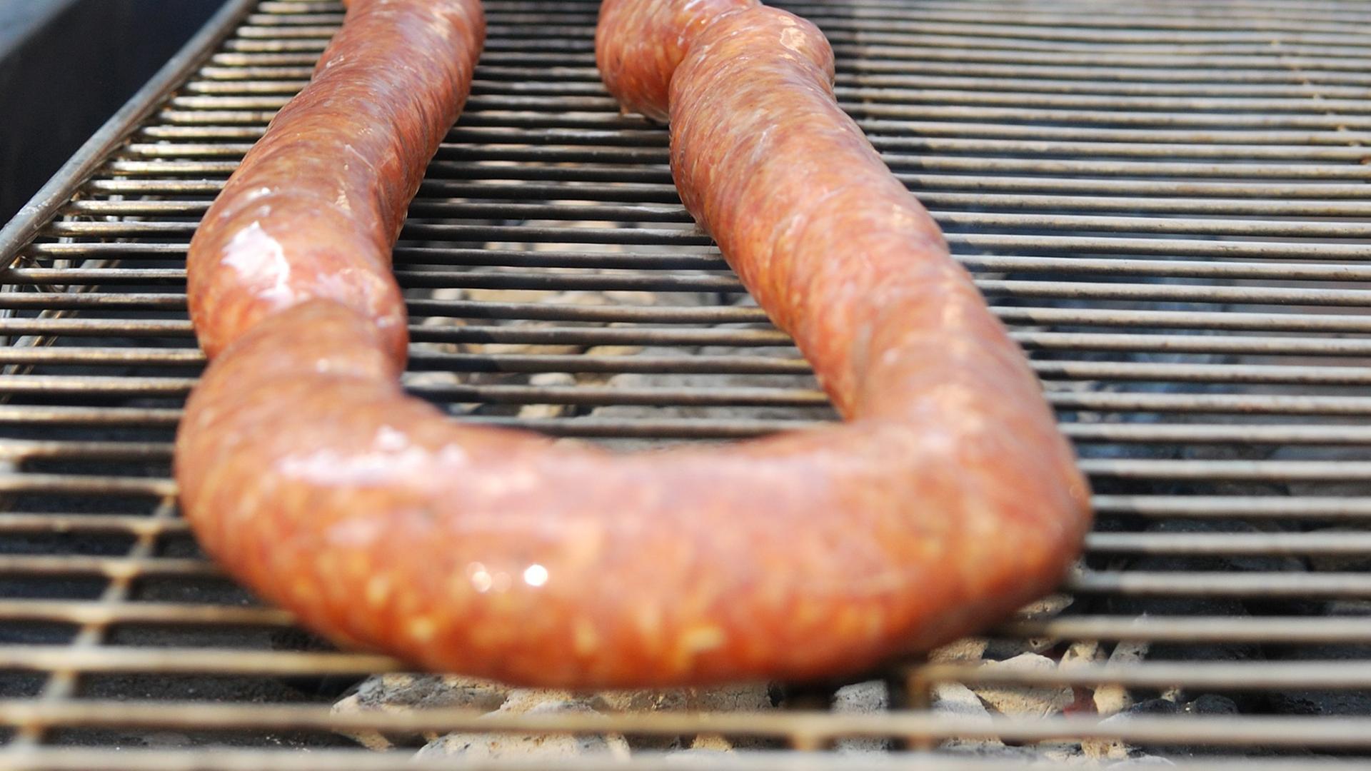 Eine Bratwurst auf einem Grill Eine Bratwurst auf einem Grill