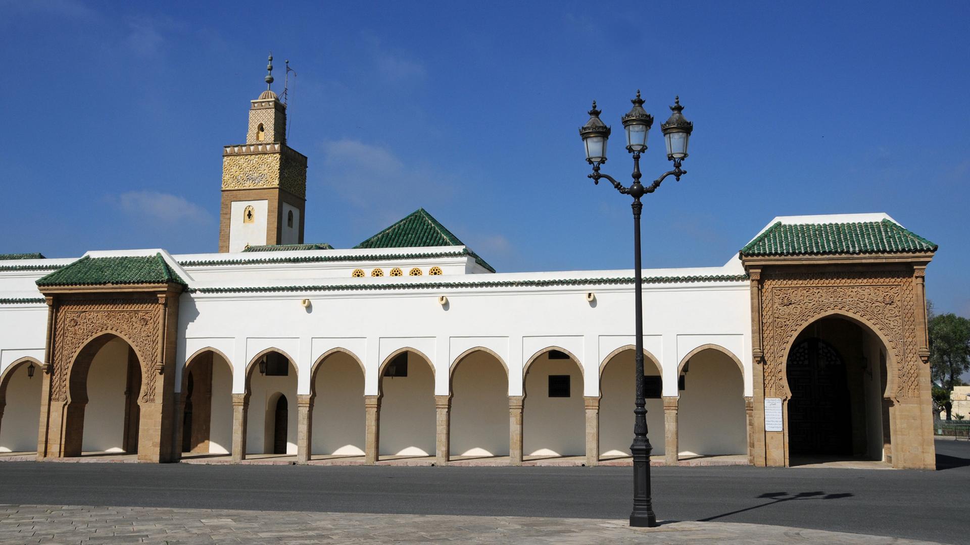 Auf dem großen Areal um den Königspalast in Rabat / Marokko steht diese Freitagsmoschee. Auf dem großen Areal um den Königspalast in Rabat / Marokko steht diese Freitagsmoschee.