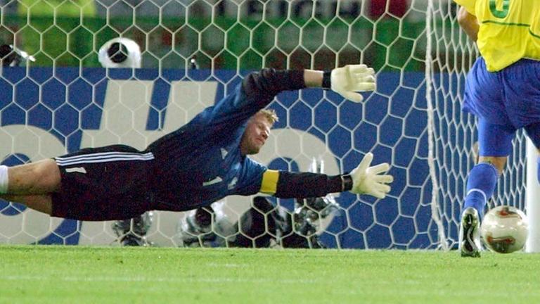 ARCHIV - 30.06.2002, Japan, Yokohama: Der damalige deutsche Torhüter und Kapitän Oliver Kahn (l), kann im WM-Finale in Yokohama den Schuss des Brasilianers Ronaldo zum 1:0 nicht halten. (Zu dpa "Denkwürdige Torwartfehler in wichtigen Spielen") Foto: Bernd Weissbrod/dpa | Verwendung weltweit ARCHIV - 30.06.2002, Japan, Yokohama: Der damalige deutsche Torhüter und Kapitän Oliver Kahn (l), kann im WM-Finale in Yokohama den Schuss des Brasilianers Ronaldo zum 1:0 nicht halten. (Zu dpa "Denkwürdige Torwartfehler in wichtigen Spielen") Foto: Bernd Weissbrod/dpa | Verwendung weltweit