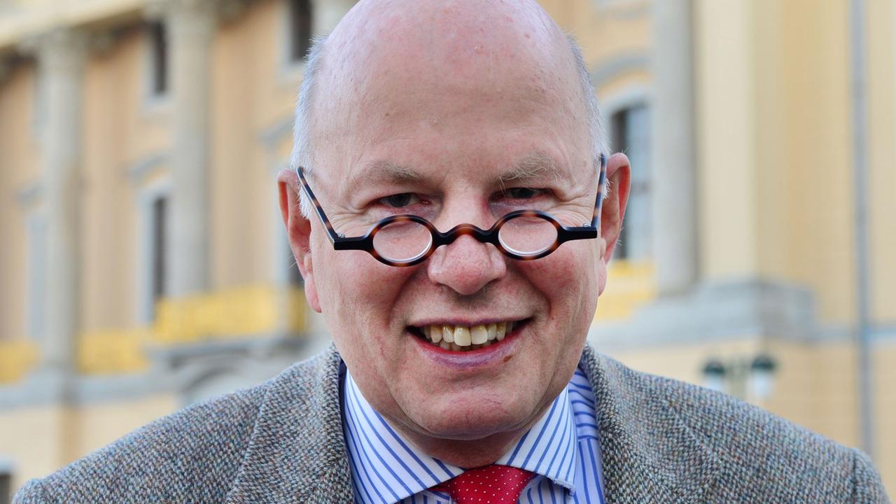Der Präsident der Hochschule für Musik Franz Liszt Weimar, Christoph Stölzl, steht am 06.02.2014 in Weimar (Thüringen) vor dem Fürstenhaus, in dem sich die Musikhochschule befindet. Stölzl feiert am 17. Februar seinen 70. Geburtstag. Der Präsident der Hochschule für Musik Franz Liszt Weimar, Christoph Stölzl, steht am 06.02.2014 in Weimar (Thüringen) vor dem Fürstenhaus, in dem sich die Musikhochschule befindet. Stölzl feiert am 17. Februar seinen 70. Geburtstag.
