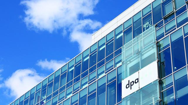 Das Logo der Deutschen Presse-Agentur dpa ist am 01.05.2018 an einem modernen Bürogebäude in der Markgrafenstraße in Berlin zu sehen. Hier sitzt die dpa-Zentralredaktion mit dem zentralen Newsroom.