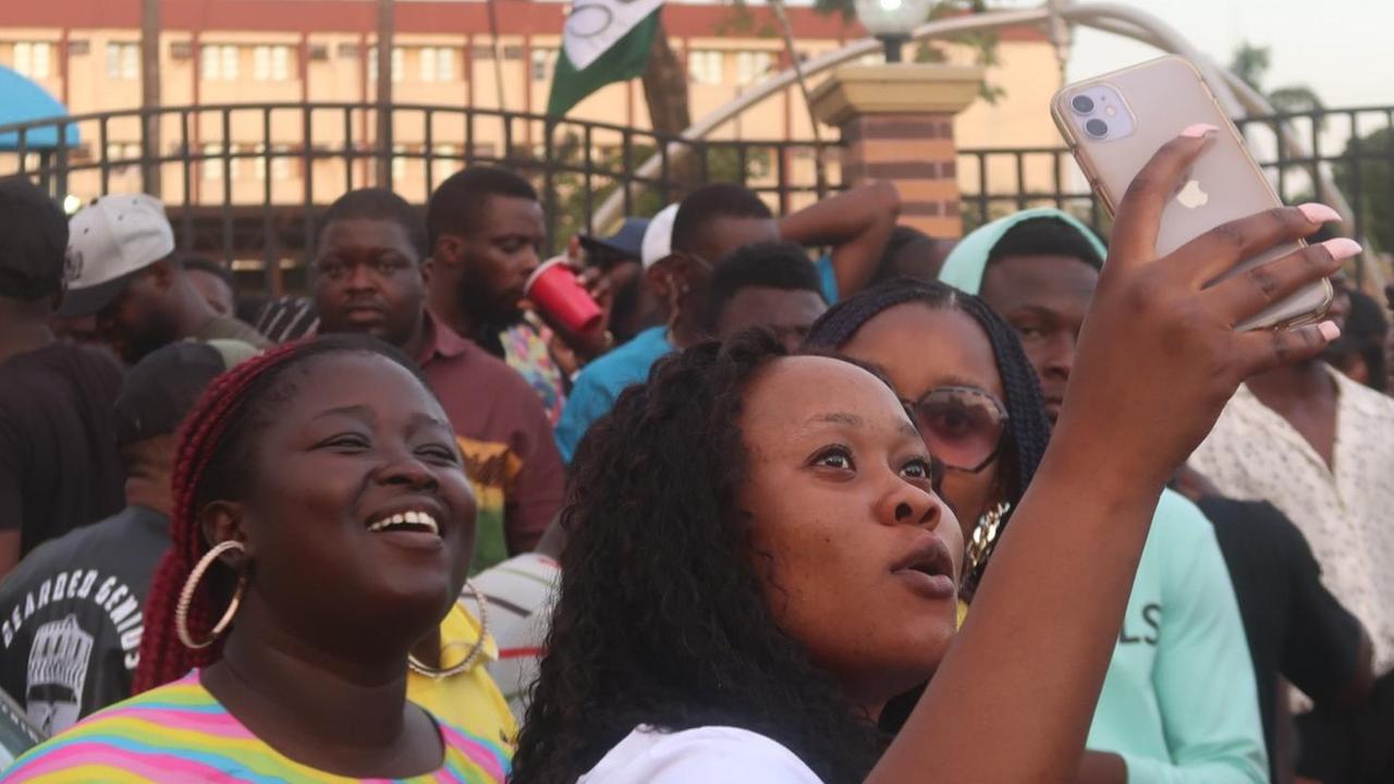 Eine Frau macht während der EndSARS-Proteste in Lagos, Nigeria, ein Selfie.