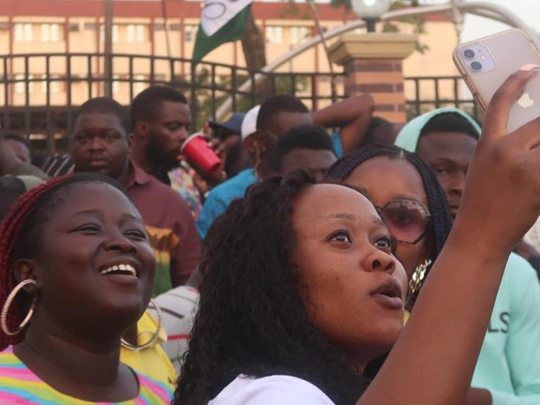 Eine Frau macht während der EndSARS-Proteste in Lagos, Nigeria, ein Selfie.