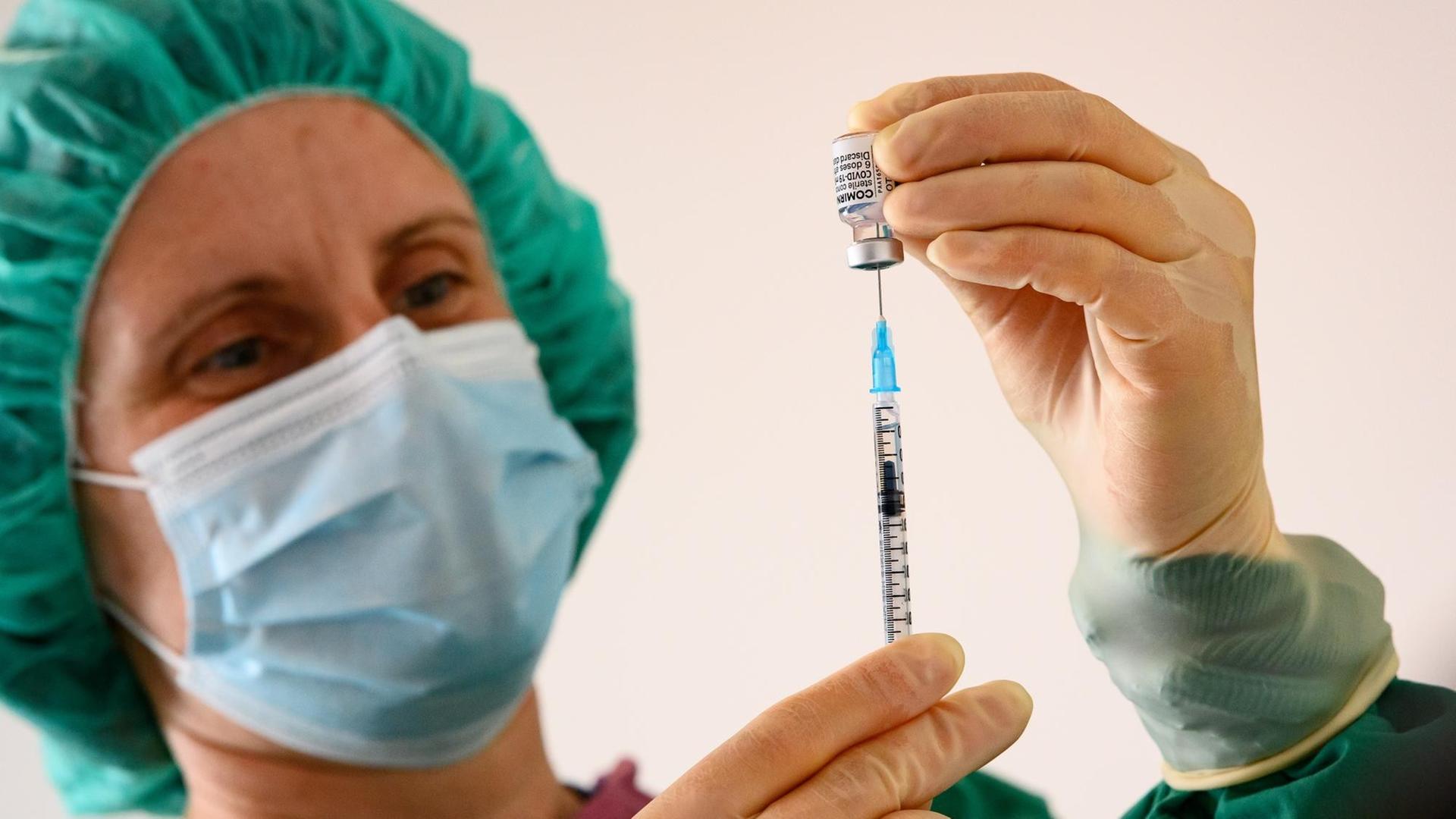 Bianka Gödicke, Pharmazeutisch-technische Assistenten (PTA) der Universitätsmedizin Göttingen (UMG), zieht bei der Betriebsimpfung der Sartorius AG eine Spritze mit dem Corona-Impfstoff von Biontech/Pfizer auf. Bianka Gödicke, Pharmazeutisch-technische Assistenten (PTA) der Universitätsmedizin Göttingen (UMG), zieht bei der Betriebsimpfung der Sartorius AG eine Spritze mit dem Corona-Impfstoff von Biontech/Pfizer auf.