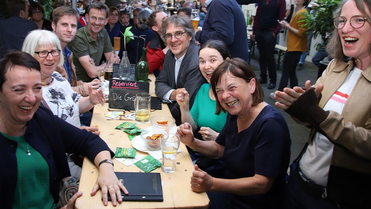 In einem Restaurant in Potsdam sitzen am 26. Mai Mitglieder der Brandenburger Grünen und feiern das Wahlergebnis. In einem Restaurant in Potsdam sitzen am 26. Mai Mitglieder der Brandenburger Grünen und feiern das Wahlergebnis.