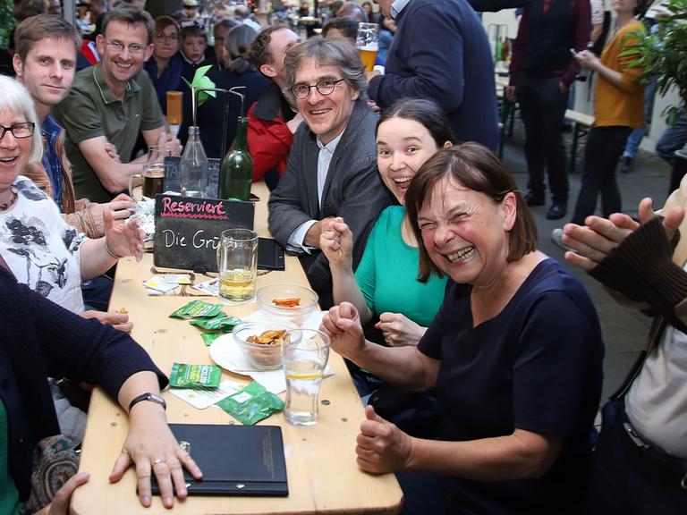 In einem Restaurant in Potsdam sitzen am 26. Mai Mitglieder der Brandenburger Grünen und feiern das Wahlergebnis.
