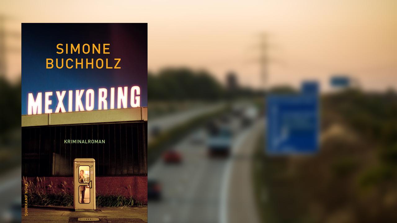 Das Cover von "Mexikoring" von Simone Buchholz vor einem verschwommenen Bild einer Autobahn in der Dämmerung.