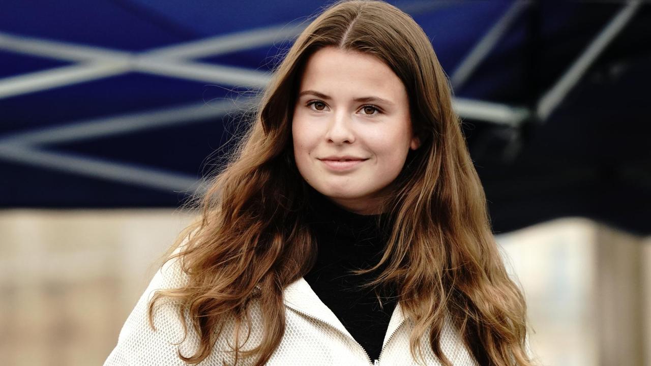 Klimaschützerin Luisa Neubauer von Fridays for Future nimmt an der Demonstration im Rahmen eines internationalen Klimaprotesttages für mehr Tempo im Kampf gegen die Klimakrise teil. Die Klimabewegung Fridays for Future hat zum weltweiten Aktionstag aufgerufen, nachdem die Proteste monatelang hauptsächlich im Internet stattgefunden hatten. Klimaschützerin Luisa Neubauer von Fridays for Future nimmt an der Demonstration im Rahmen eines internationalen Klimaprotesttages für mehr Tempo im Kampf gegen die Klimakrise teil. Die Klimabewegung Fridays for Future hat zum weltweiten Aktionstag aufgerufen, nachdem die Proteste monatelang hauptsächlich im Internet stattgefunden hatten.
