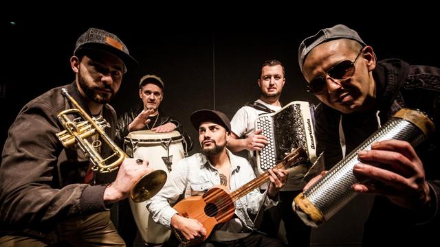 Die französisch-chilenische Band Sidi Wacho mit ihren Instrumenten