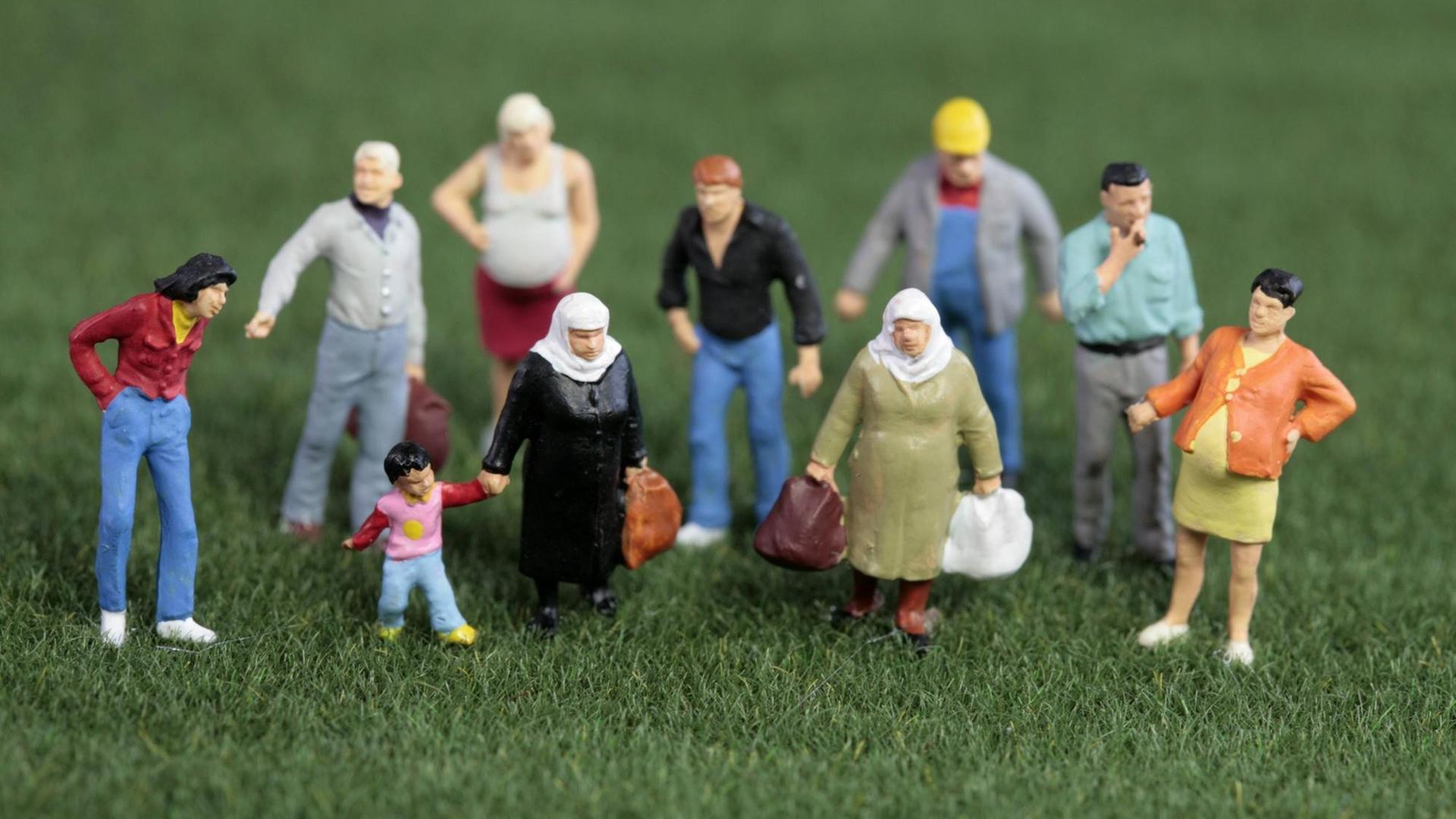 Das Bild zeigt kleine Figuren, die die Bandbreite von Musliminnen und Muslimen repräsentieren sollen. Das Bild zeigt kleine Figuren, die die Bandbreite von Musliminnen und Muslimen repräsentieren sollen.