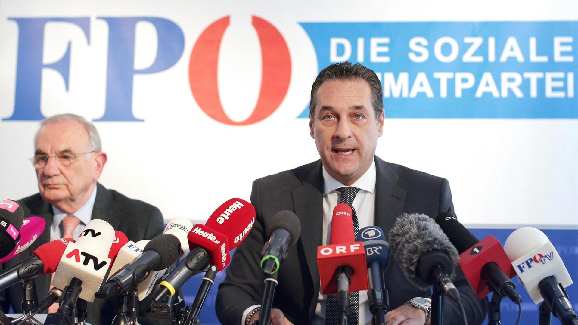 FPÖ-Chef Heinz-Christian Strache bei einer Pressekonferenz in Wien. FPÖ-Chef Heinz-Christian Strache bei einer Pressekonferenz in Wien.