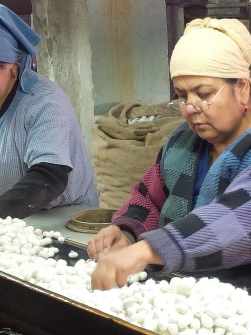 Arbeiterinnen in der Stadt Khujand, Tadschikistan in der Fabrik "VT Silk"