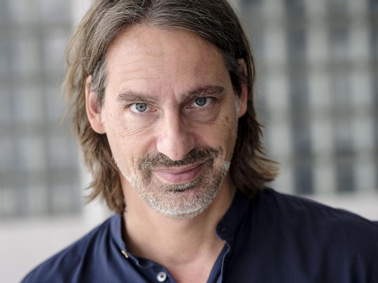 Richard David Precht schaut freundlich in die Kamera