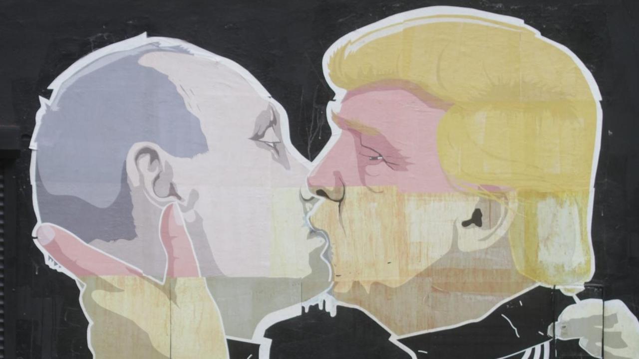Mauer-Graffiti des Lithauischen Künstlers Mindaugas Bonanu eines Bruderkusses zwischen Trump und Putin am Restaurant Keule Ruke in Vilnius, Lithauen Mauer-Graffiti des Lithauischen Künstlers Mindaugas Bonanu eines Bruderkusses zwischen Trump und Putin am Restaurant Keule Ruke in Vilnius, Lithauen