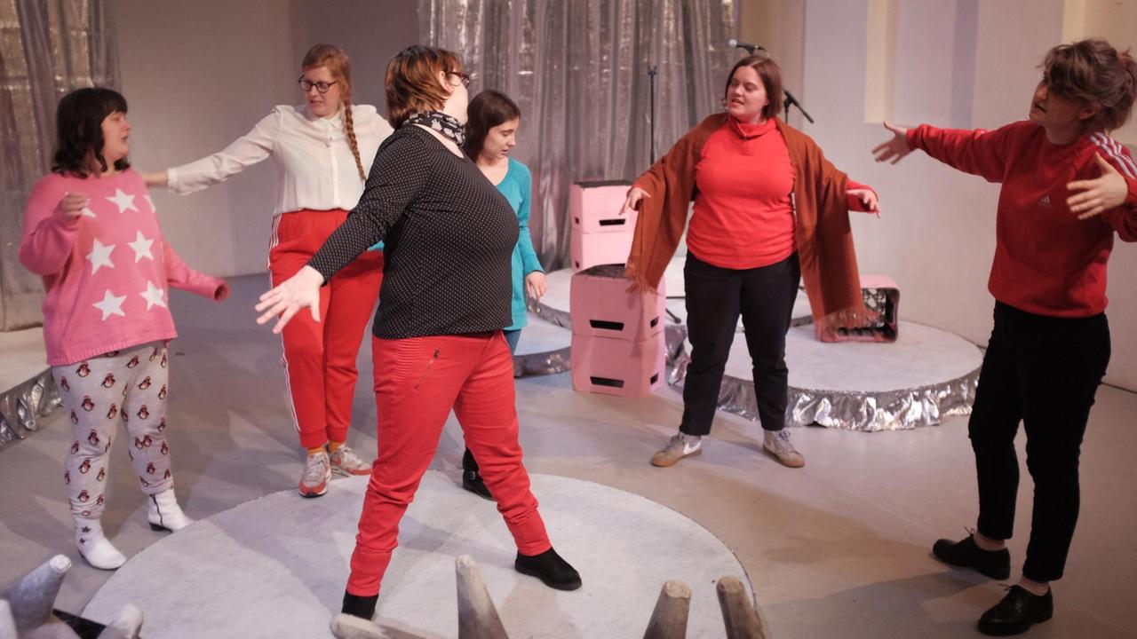 Die Performerinnen von hannsjana und Theater Thikwa proben das Stück "Diane for a Day" Die Performerinnen von hannsjana und Theater Thikwa proben das Stück "Diane for a Day"