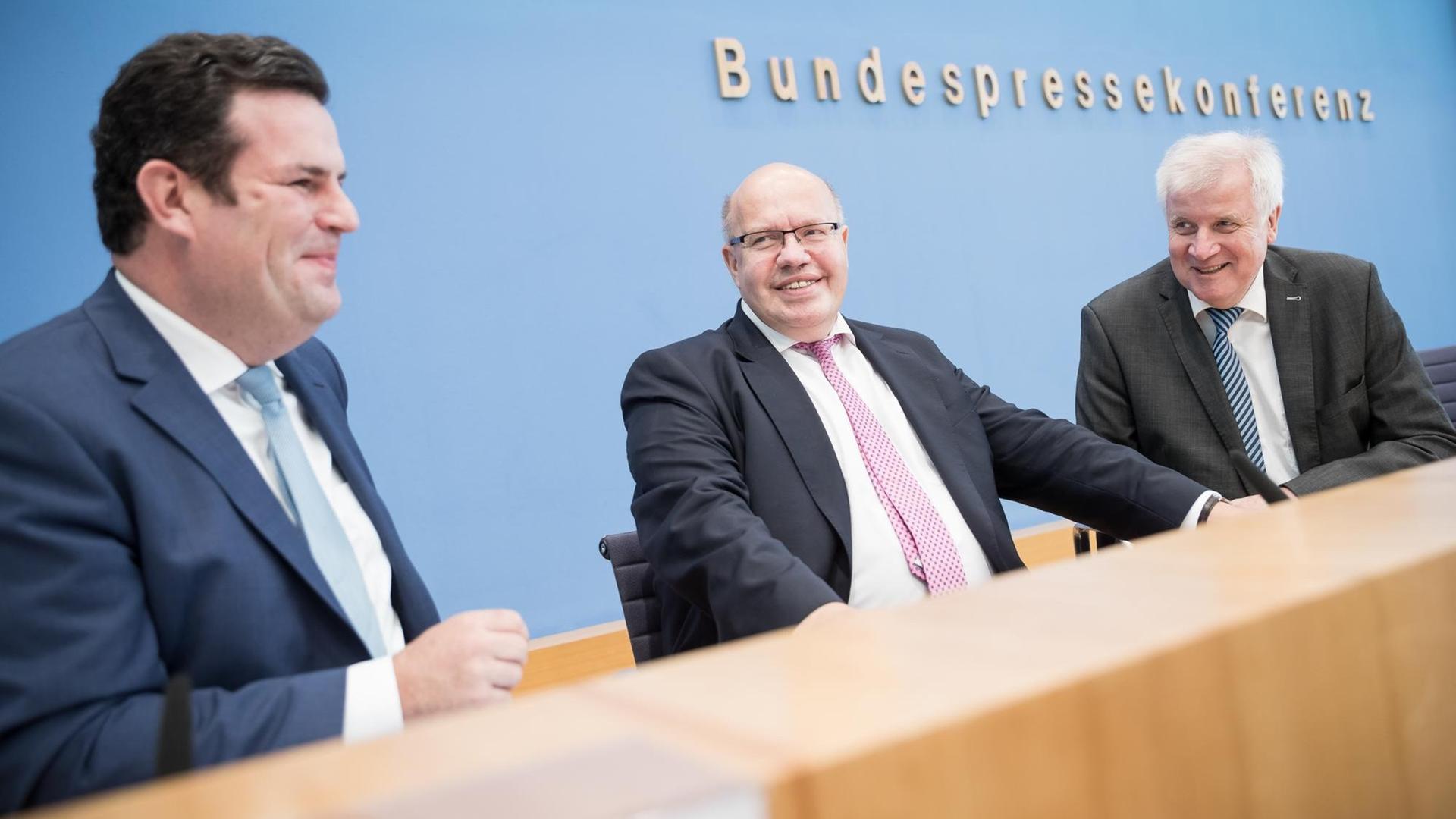 Horst Seehofer (CSU, r-l), Bundesminister für Inneres, Heimat und Bau, Peter Altmaier (CDU), Bundesminister für Wirtschaft und Energie und Hubertus Heil (SPD), Bundesminister für Arbeit und Soziales Horst Seehofer (CSU, r-l), Bundesminister für Inneres, Heimat und Bau, Peter Altmaier (CDU), Bundesminister für Wirtschaft und Energie und Hubertus Heil (SPD), Bundesminister für Arbeit und Soziales