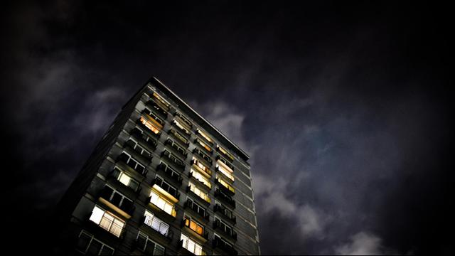 Lichter erhellen am späten Abend des 07.12.2013 die Wohnungen eines Wohnblocks in Berlin.