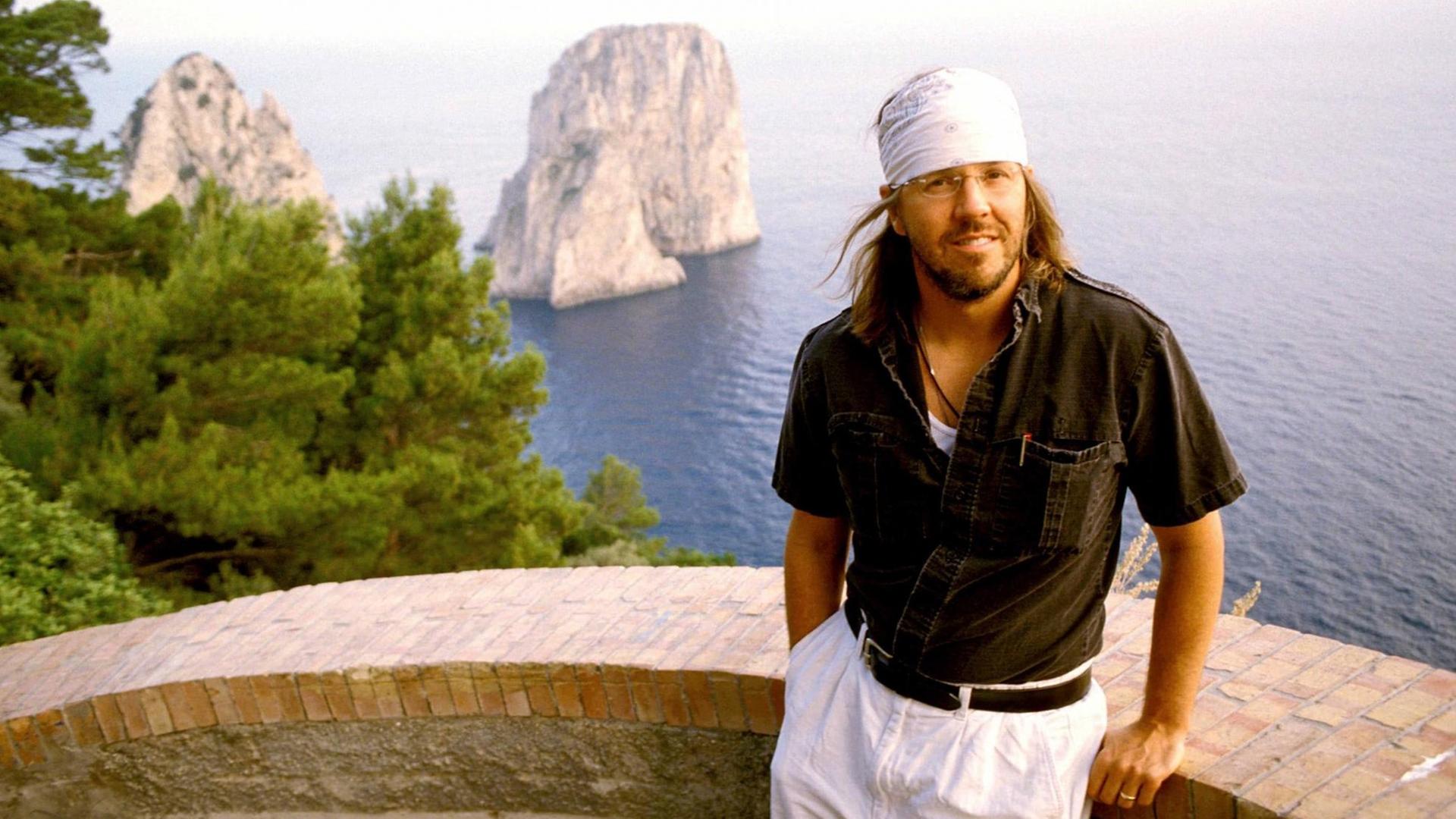 Portrait des Schriftstellers David Foster Wallace im Juni 2006 auf einer Terrasse mit Meeresblick. Portrait des Schriftstellers David Foster Wallace im Juni 2006 auf einer Terrasse mit Meeresblick.
