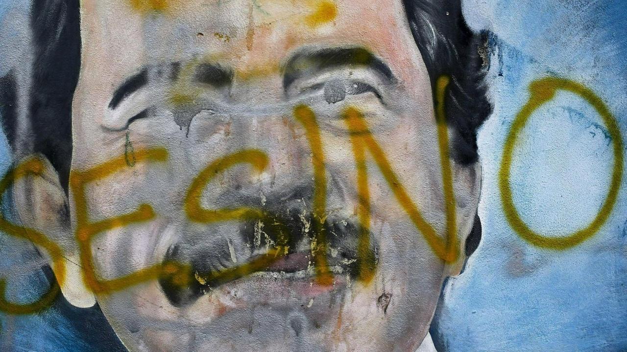 "Asesino", "Mörder", wurde über ein Wandbild von Nicaraguas Präsident Daniel Ortega gesprüht. "Asesino", "Mörder", wurde über ein Wandbild von Nicaraguas Präsident Daniel Ortega gesprüht.