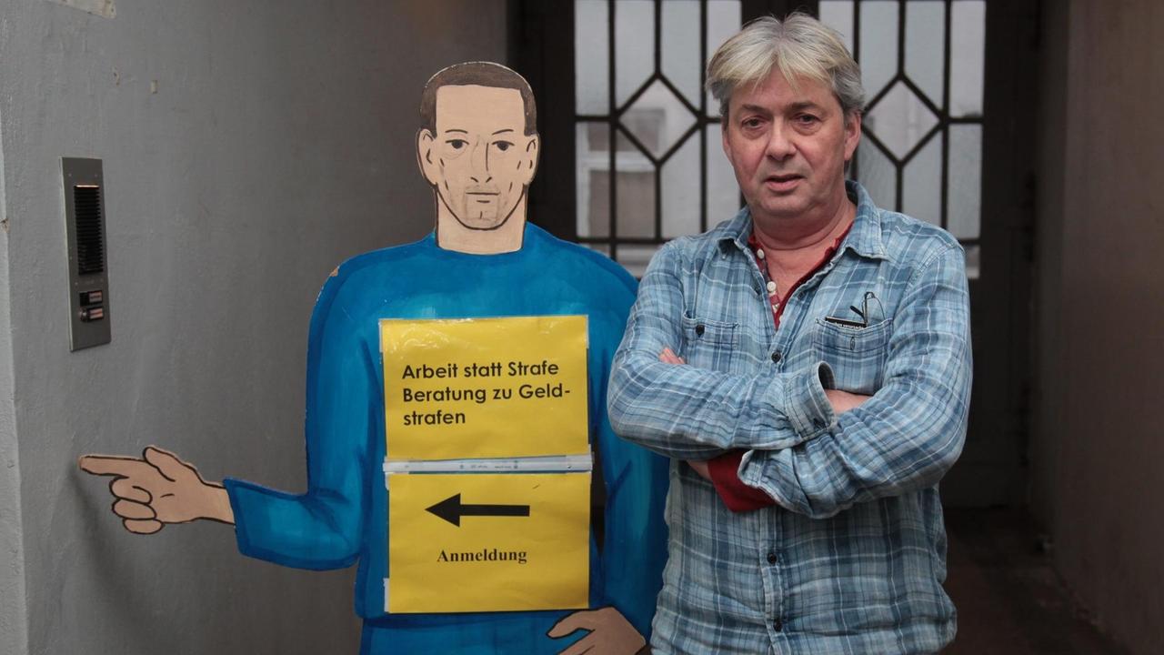 Ein Mann steht in einem Gefängnis. Ein Mann steht in einem Gefängnis.