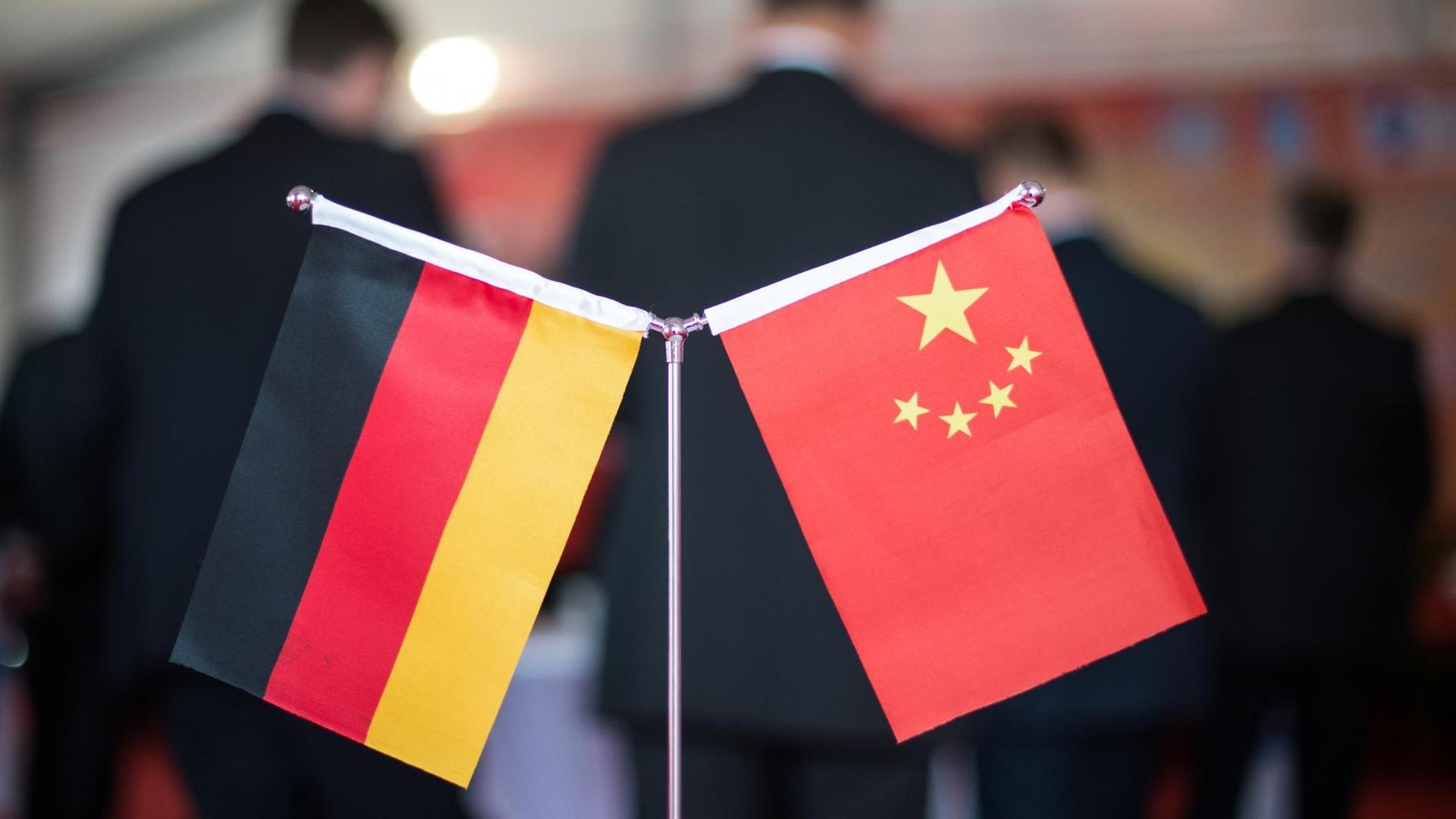 Flaggen von Deutschland und China Flaggen von Deutschland und China