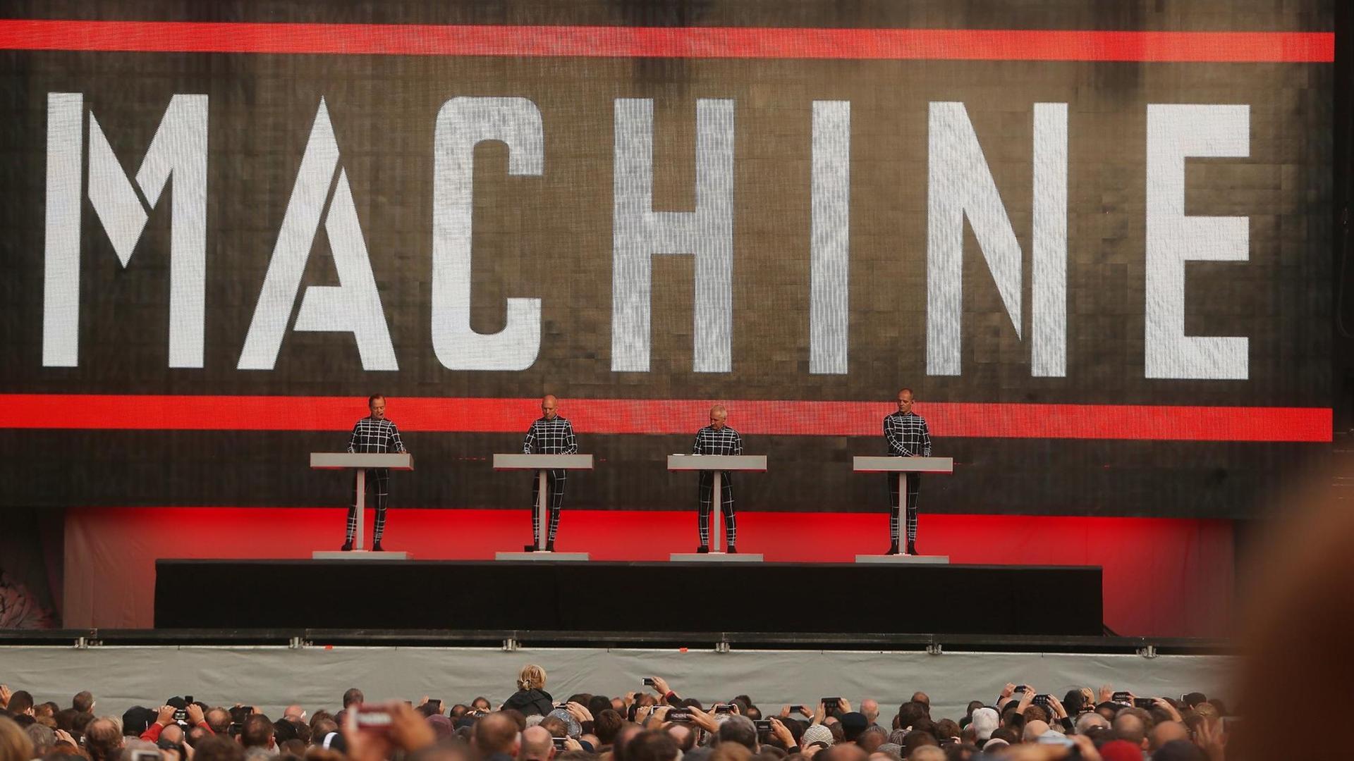 Die Elektro-Pop Band «Kraftwerk» tritt in Düsseldorf auf. Die vier Musiker stehen vor einem riesigen Schriftzug "Machine". Die Elektro-Pop Band «Kraftwerk» tritt in Düsseldorf auf. Die vier Musiker stehen vor einem riesigen Schriftzug "Machine".