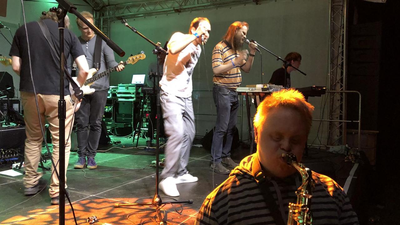 Die Musiker der Band "Station 17" stehen auf einer Bühne. Die Musiker der Band "Station 17" stehen auf einer Bühne.