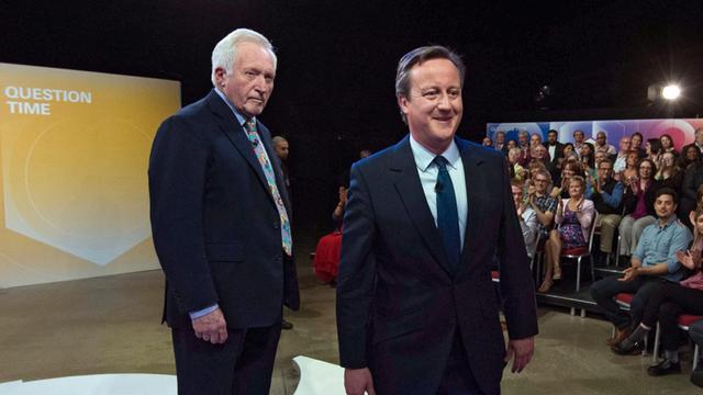 Der britische Premier David Cameron in der BBC-Sendung zum Brexit. Links im Bild Moderator David Dimbleby.
